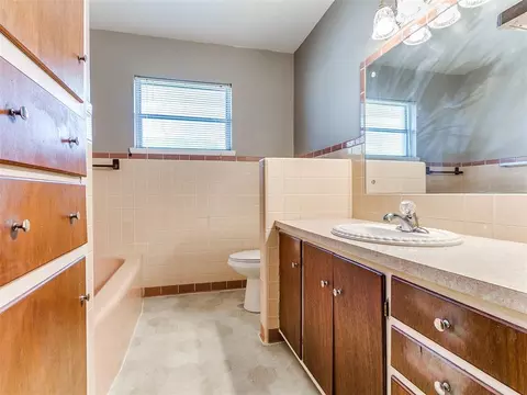Bath - 328 E Van Buren St, Crescent, OK 73028 photo 2 of 4