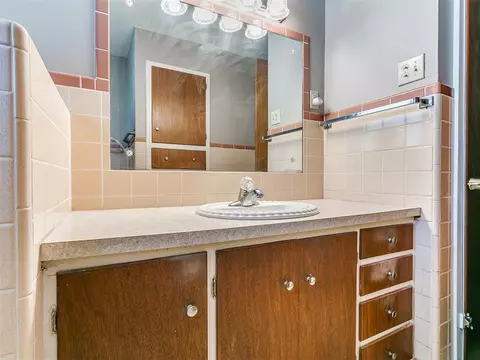 Bath - 328 E Van Buren St, Crescent, OK 73028 photo 4 of 4