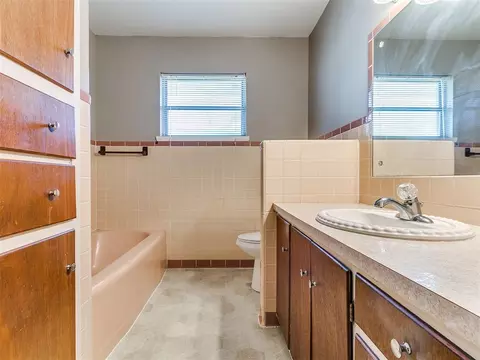 Bath - 328 E Van Buren St, Crescent, OK 73028 photo 3 of 4