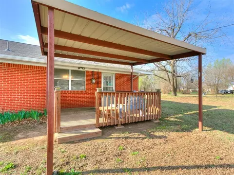 Exterior - 328 E Van Buren St, Crescent, OK 73028 photo 5 of 8