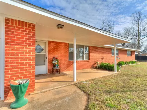 Exterior - 328 E Van Buren St, Crescent, OK 73028 photo 3 of 8