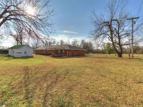 Exterior - 328 E Van Buren St, Crescent, OK 73028 photo 6 of 8
