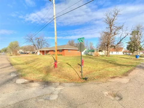 Exterior - 328 E Van Buren St, Crescent, OK 73028 photo 4 of 8