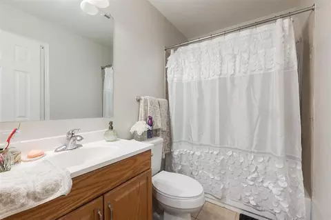 Bath - 329302 E 1022 Rd, Harrah, OK 73045 photo 4 of 4