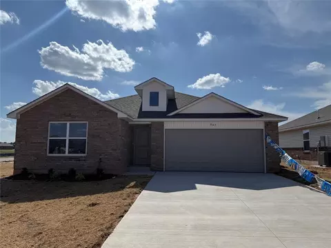 949 S Buffalo Ln, Mustang, OK 73064