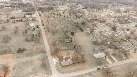 1923 E Perkins Ave, Guthrie, OK 73044 photo 3