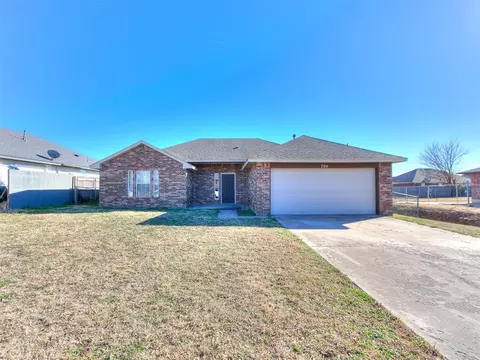 704 NW 21st St, Moore, OK 73160