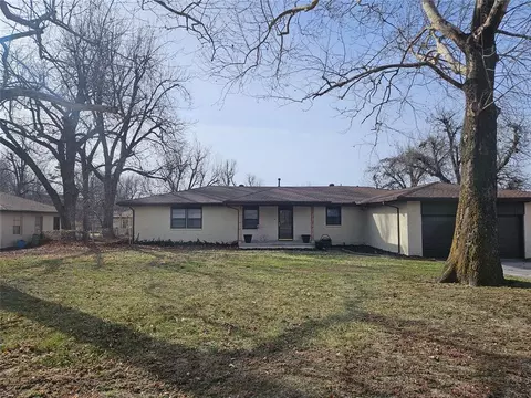 7700 NW 39th St, Woodlawn Park, OK 73008