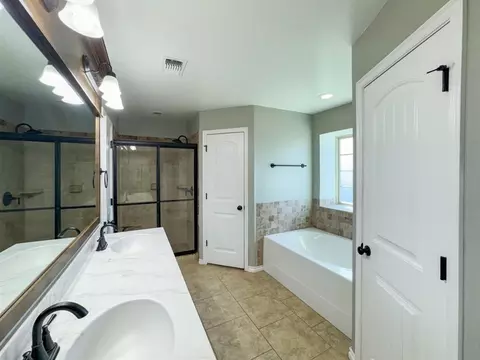 Bath - 516 Sperry Dr, Norman, OK 73072 photo 2 of 5