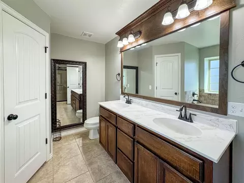 Bath - 516 Sperry Dr, Norman, OK 73072 photo 3 of 5