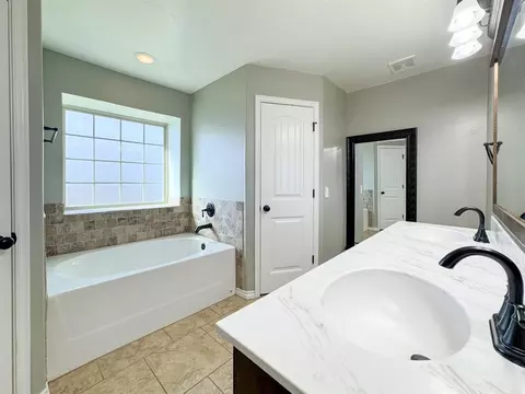 Bath - 516 Sperry Dr, Norman, OK 73072 photo 1 of 5