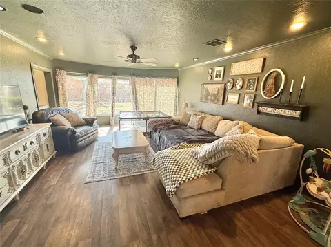 Living - 714 E Cypress St, Altus, OK 73521 photo 1 of 4