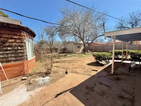 Exterior - 714 E Cypress St, Altus, OK 73521 photo 3 of 4
