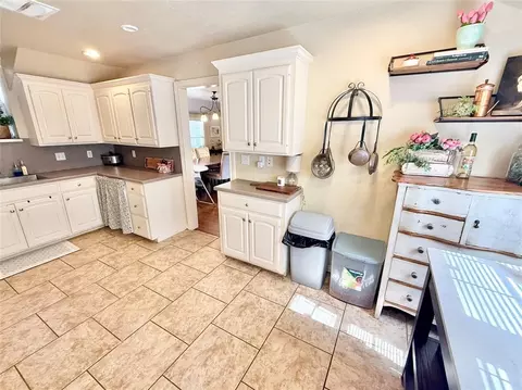 Kitchen - 714 E Cypress St, Altus, OK 73521 photo 5 of 5