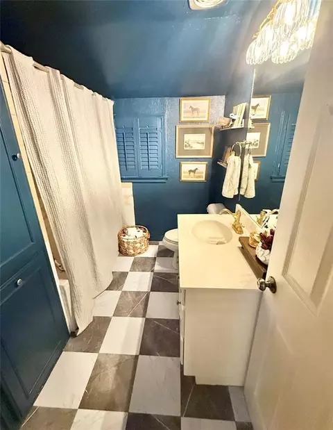 Bath - 714 E Cypress St, Altus, OK 73521 photo 1 of 5