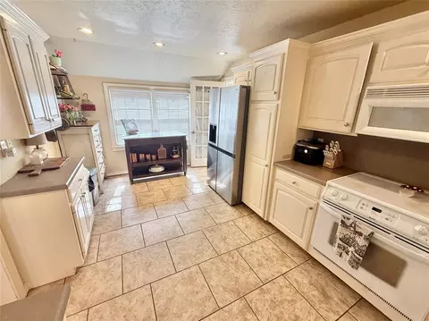 Kitchen - 714 E Cypress St, Altus, OK 73521 photo 3 of 5