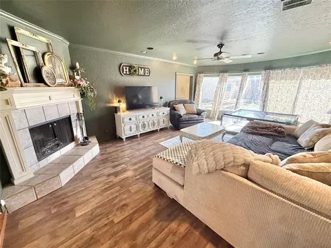 Living - 714 E Cypress St, Altus, OK 73521 photo 2 of 4