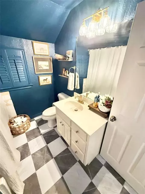 Bath - 714 E Cypress St, Altus, OK 73521 photo 2 of 5
