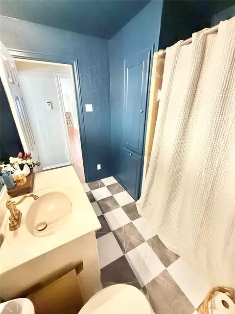 Bath - 714 E Cypress St, Altus, OK 73521 photo 3 of 5