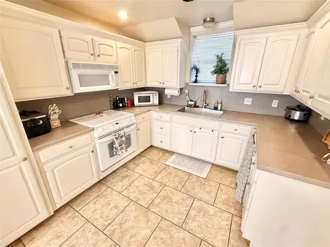 Kitchen - 714 E Cypress St, Altus, OK 73521 photo 2 of 5