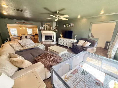 Living - 714 E Cypress St, Altus, OK 73521 photo 4 of 4