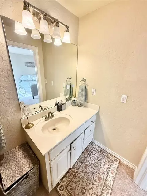 Bath - 714 E Cypress St, Altus, OK 73521 photo 4 of 5