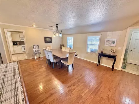 Dining - 714 E Cypress St, Altus, OK 73521 photo 2 of 2