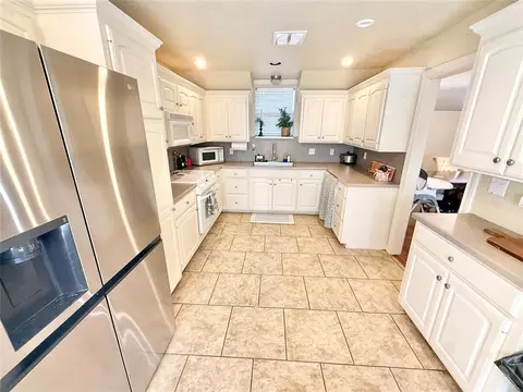 Kitchen - 714 E Cypress St, Altus, OK 73521 photo 4 of 5