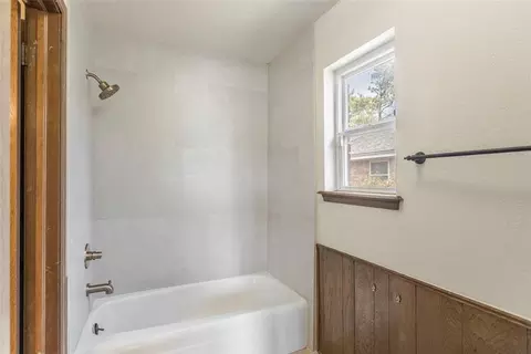 Bath - 2311 Morgan Dr, Norman, OK 73069 photo 2 of 5