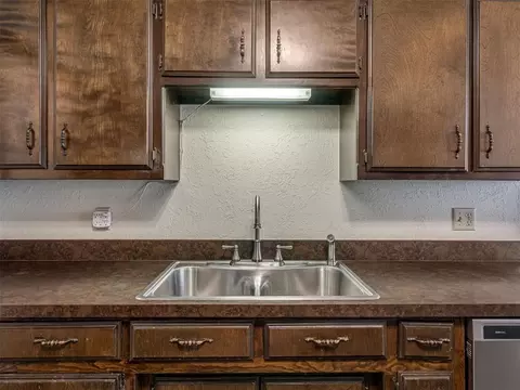 Kitchen - 3421 E Noble Dr, Edmond, OK 73034 photo 5 of 6