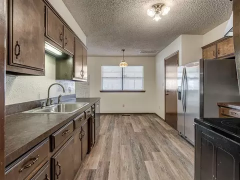 Kitchen - 3421 E Noble Dr, Edmond, OK 73034 photo 4 of 6