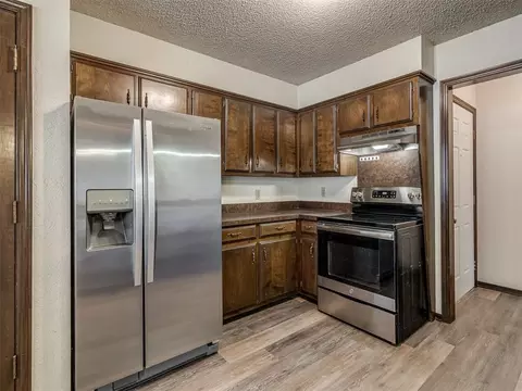 Kitchen - 3421 E Noble Dr, Edmond, OK 73034 photo 3 of 6