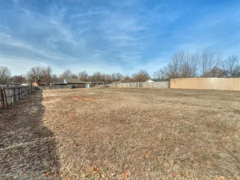 Exterior - 3421 E Noble Dr, Edmond, OK 73034 photo 3 of 3