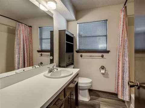 Bath - 3421 E Noble Dr, Edmond, OK 73034 photo 2 of 2