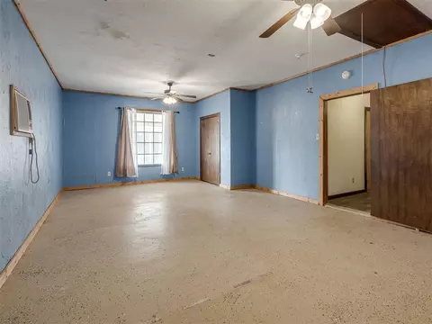Living - 3421 E Noble Dr, Edmond, OK 73034 photo 3 of 4