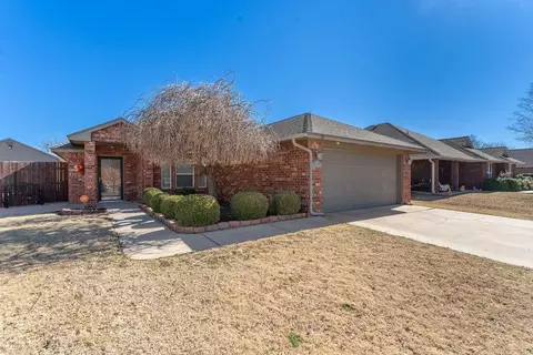 211 Granite Wash St, Clinton, OK 73601