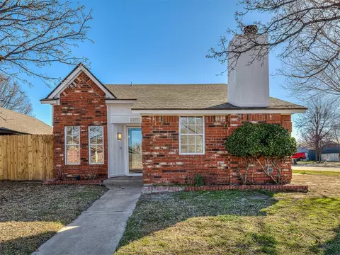 2142 Briarcliff Dr, Moore, OK 73170