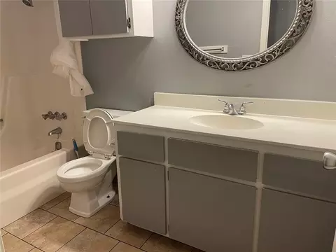 Bath - 4209 Willowisp Dr #4211, Norman, OK 73072 photo 2 of 4