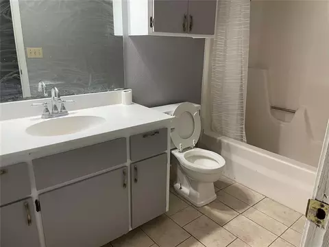 Bath - 4209 Willowisp Dr #4211, Norman, OK 73072 photo 4 of 4