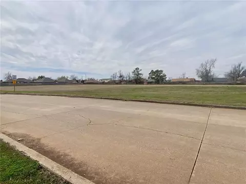 2411 W Country Club Rd, Chickasha, OK 73018