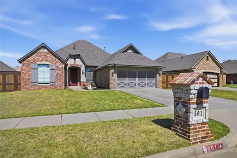 501 SW 28th St, Moore, OK 73160