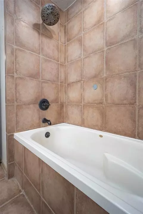 Bath - 1260 E Rock Creek Rd, Tuttle, OK 73089 photo 5 of 6