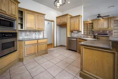 Kitchen - 1260 E Rock Creek Rd, Tuttle, OK 73089 photo 2 of 3