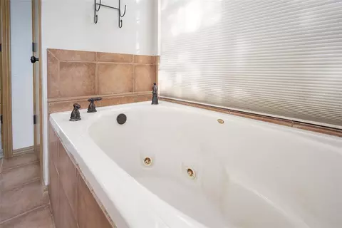 Bath - 1260 E Rock Creek Rd, Tuttle, OK 73089 photo 3 of 6