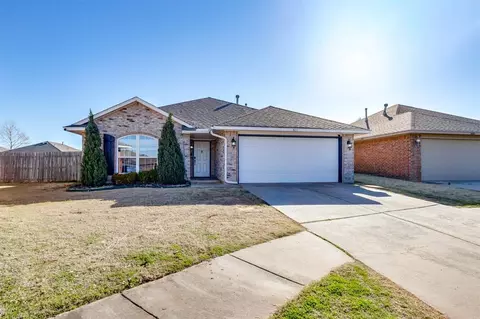 601 SW 38th Pl, Moore, OK 73160