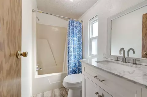 Bath - 15524 E Hefner Rd, Jones, OK 73049 photo 5 of 7
