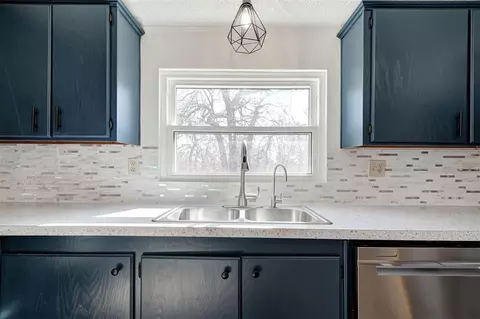 Kitchen - 15524 E Hefner Rd, Jones, OK 73049 photo 3 of 4