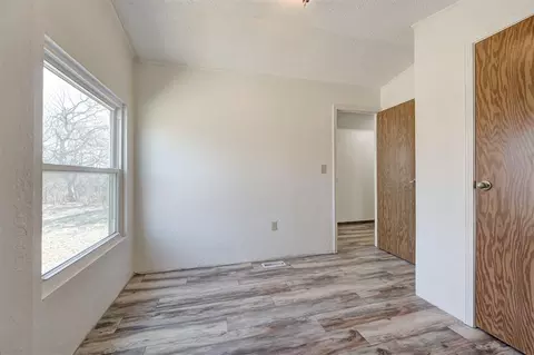 Bedroom - 15524 E Hefner Rd, Jones, OK 73049 photo 5 of 7