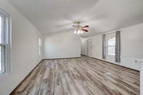 Living - 15524 E Hefner Rd, Jones, OK 73049 photo 3 of 5