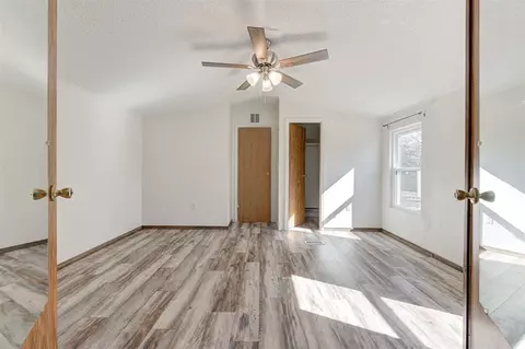 Bedroom - 15524 E Hefner Rd, Jones, OK 73049 photo 2 of 7
